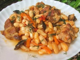 Свинина, тушенная с фасолью и кинзой