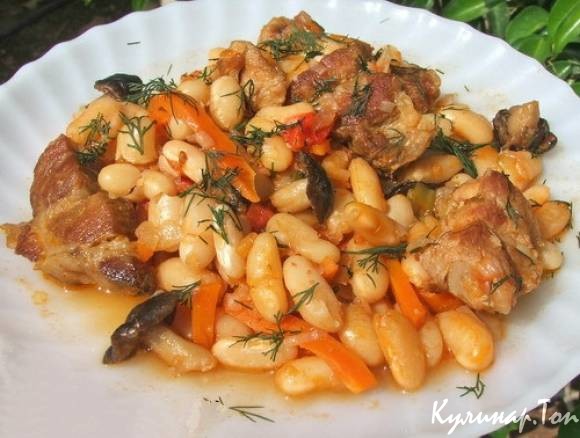 Свинина, тушенная с фасолью и кинзой