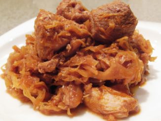 Свинина, тушенная с капустой
