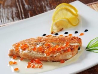 Сёмга с икрой и сливочным соусом