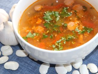 Томатный суп с охотничьими колбасками и фасолью