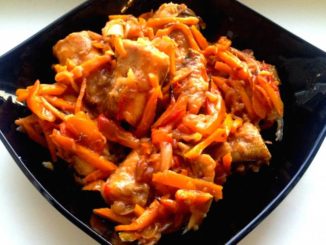Тушеная щука с морковью