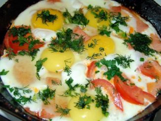 Яичница с луком и помидорами
