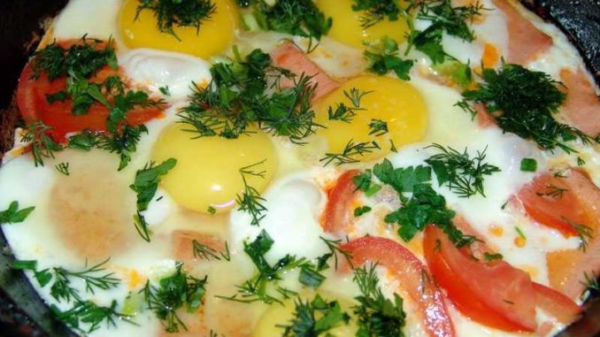 Яичница с луком и помидорами Яичница с луком и помидорами