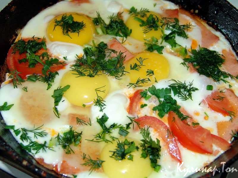 Яичница с луком и помидорами