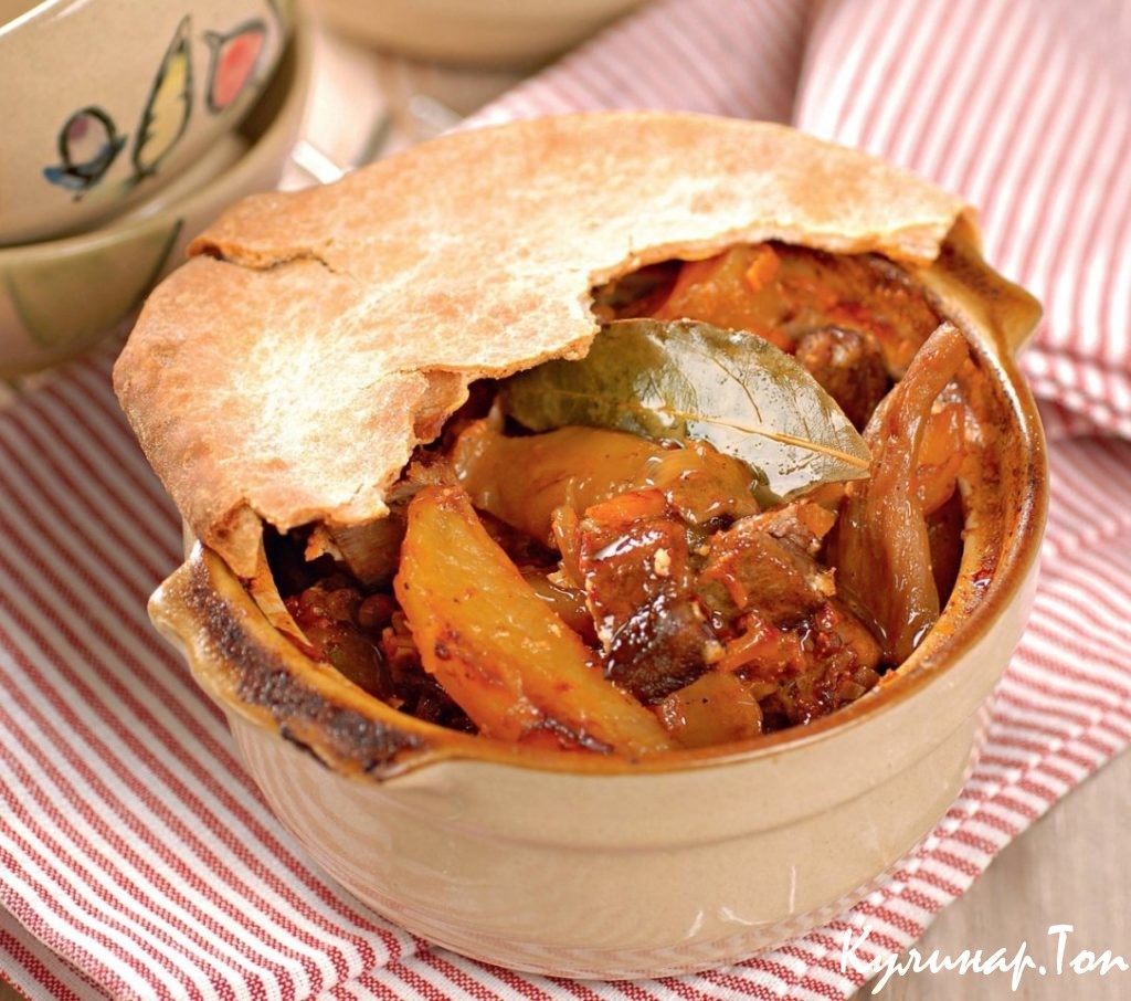 Жаркое с мясом и грибами в горшочках