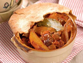 Жаркое с мясом и грибами в горшочках