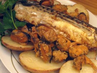 Запеченная скумбрия с мидиями и картофелем
