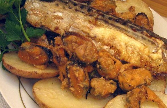 Запеченная скумбрия с мидиями и картофелем Запеченная скумбрия с мидиями и картофелем