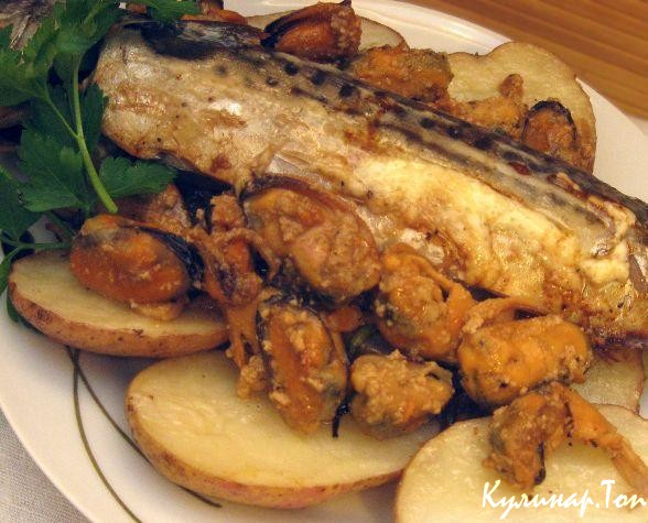 Запеченная скумбрия с мидиями и картофелем