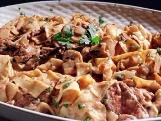 Бефстроганов из фарша с шампиньонами