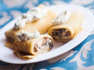 Блины, фаршированные куриным филе, грибами и сыром с соусом