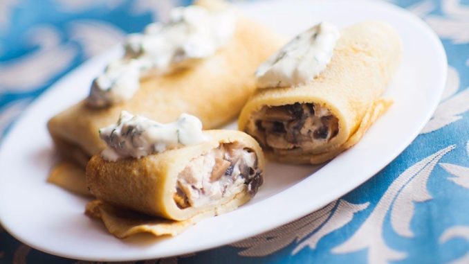 Блины, фаршированные куриным филе, грибами и сыром с соусом Блины, фаршированные куриным филе, грибами и сыром с соусом