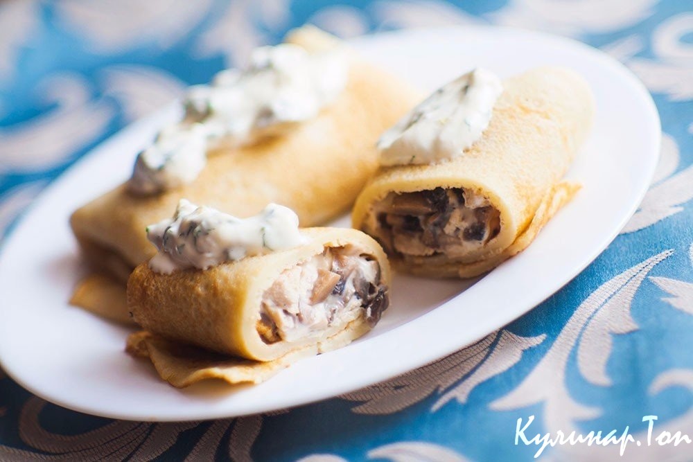 Блины, фаршированные куриным филе, грибами и сыром с соусом