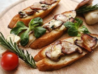 Брускетта с белыми грибами, сыром маасдам и свежим тимьяном