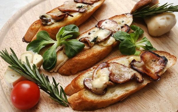Брускетта с белыми грибами, сыром маасдам и свежим тимьяном Брускетта с белыми грибами, сыром маасдам и свежим тимьяном