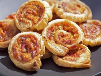 Булочки-улитки с сыром и ветчиной