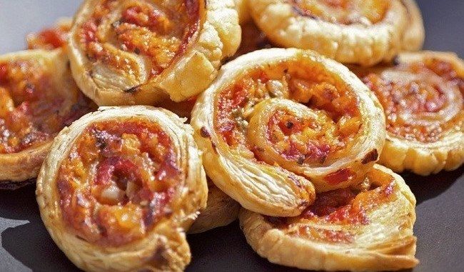 Булочки-улитки с сыром и ветчиной Булочки-улитки с сыром и ветчиной