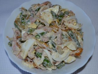 Салат с копченой курицей и стручковой фасолью