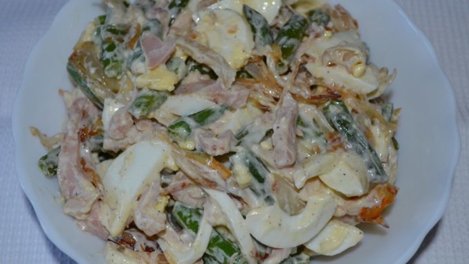 Салат с копченой курицей и стручковой фасолью Салат с копченой курицей и стручковой фасолью