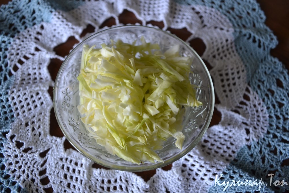 Зеленый салат с копченой курицей