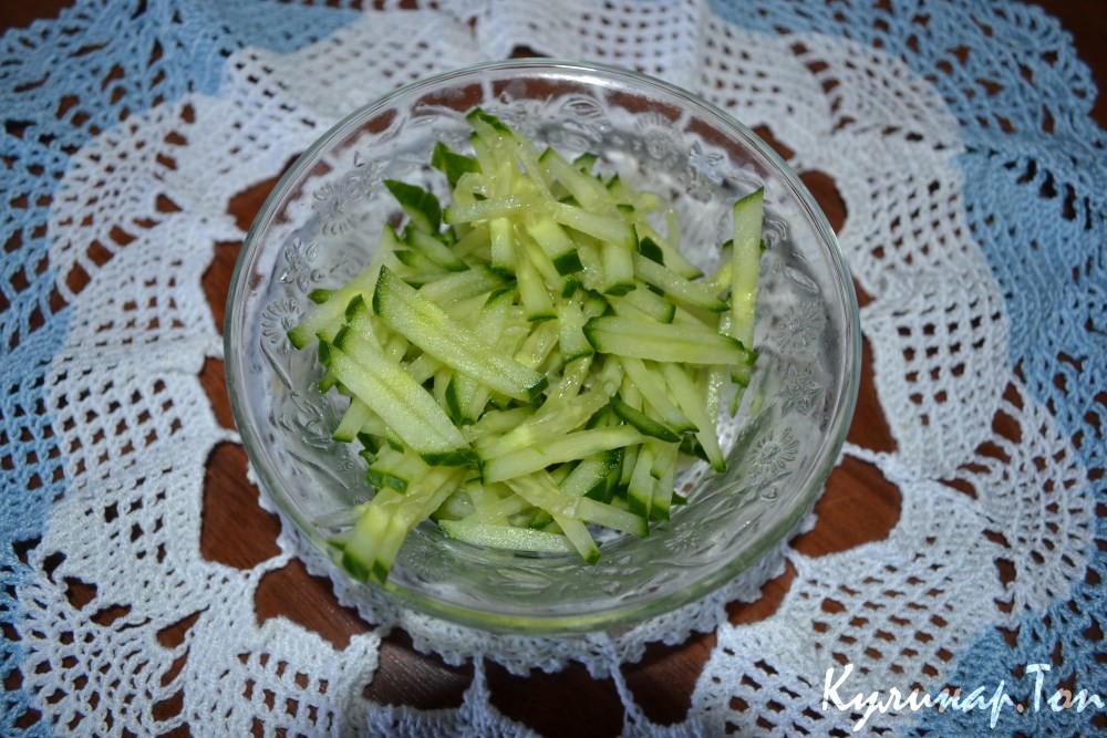 Зеленый салат с копченой курицей