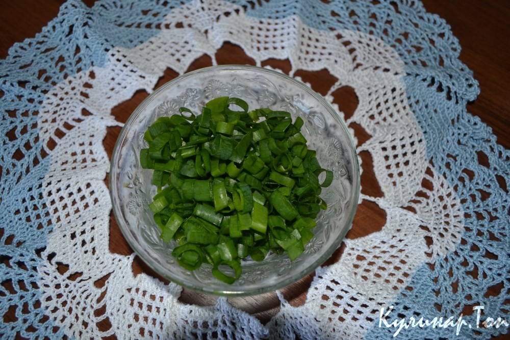 Зеленый салат с копченой курицей