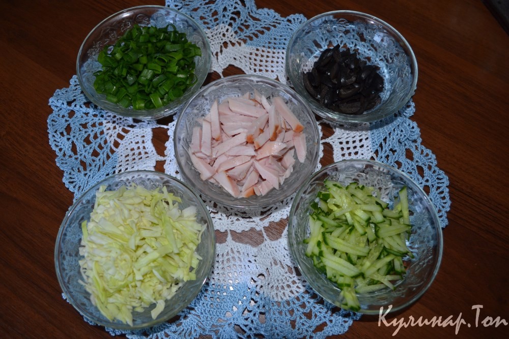 Зеленый салат с копченой курицей