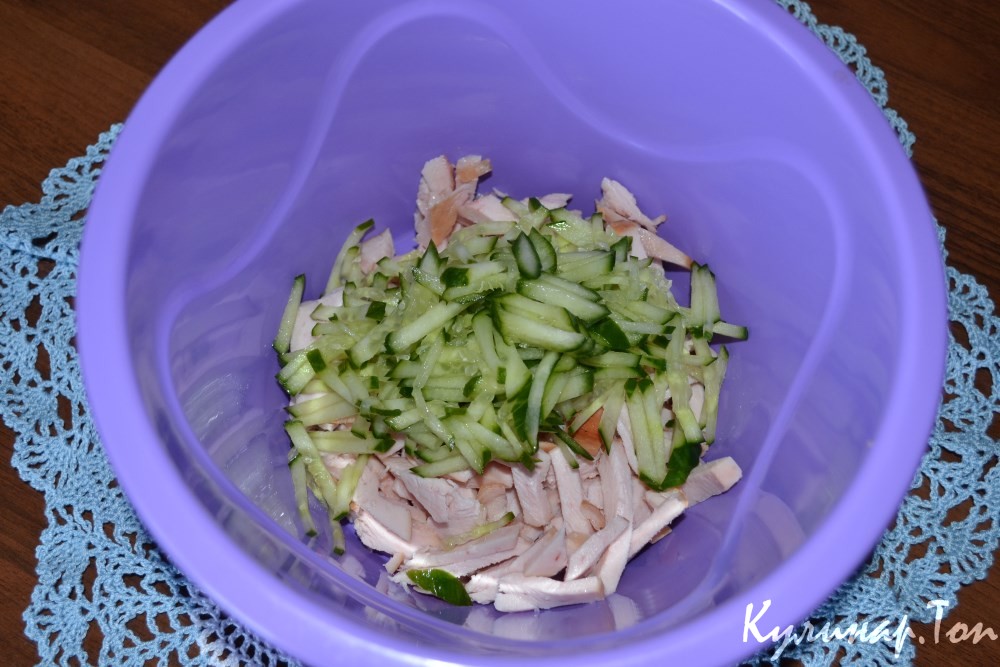 Зеленый салат с копченой курицей