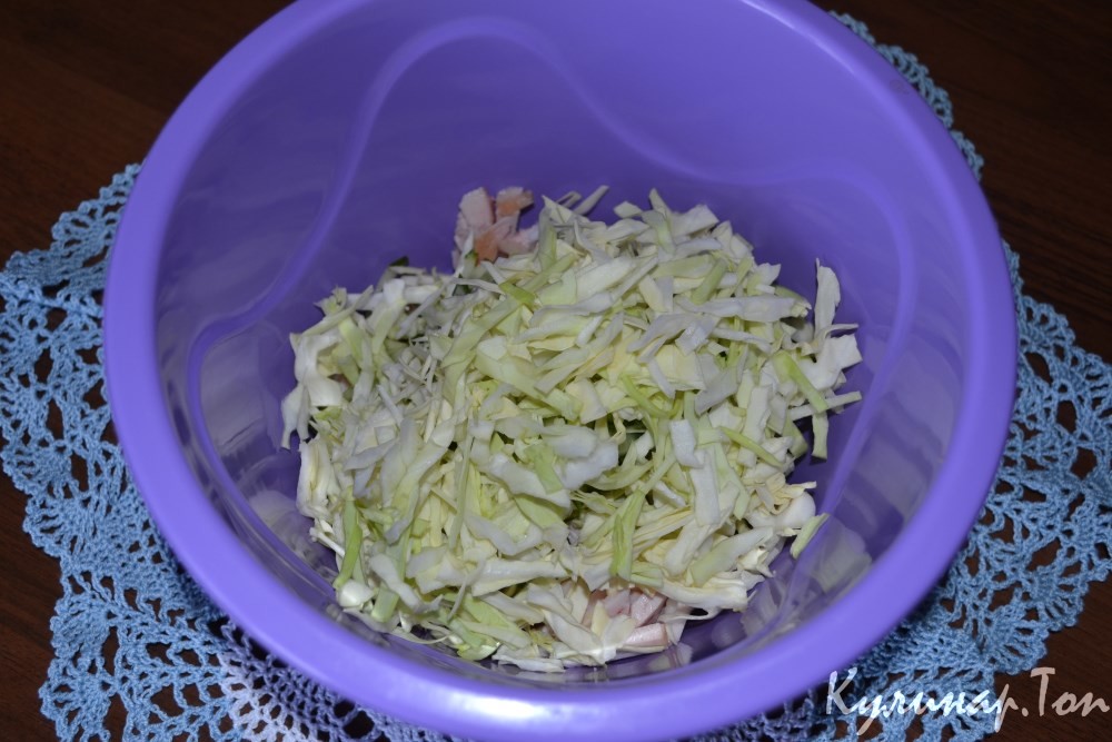 Зеленый салат с копченой курицей