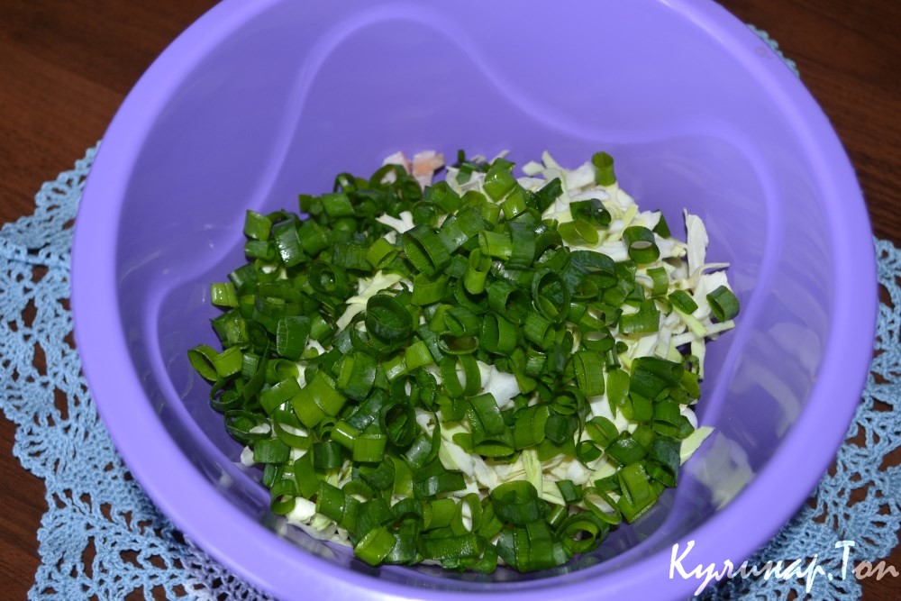 Зеленый салат с копченой курицей