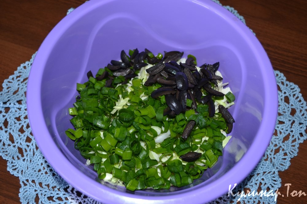 Зеленый салат с копченой курицей