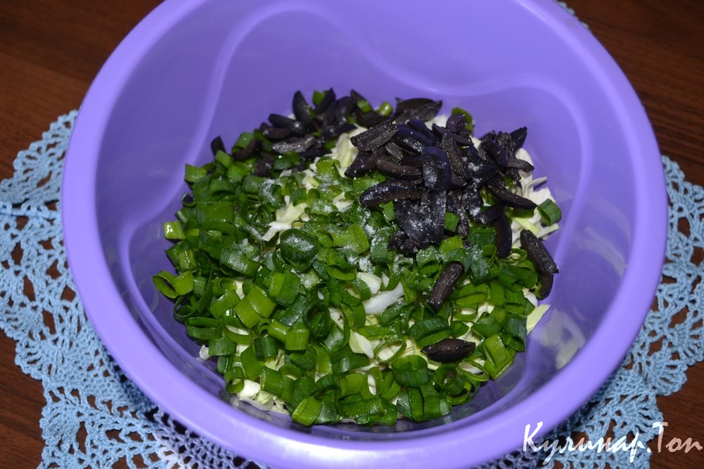 Зеленый салат с копченой курицей