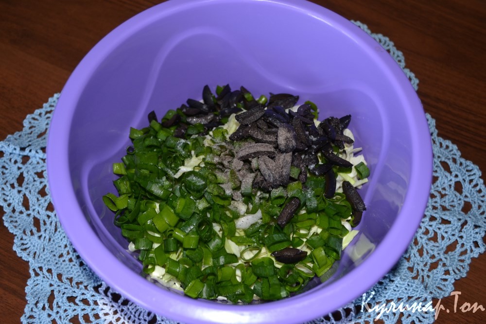 Зеленый салат с копченой курицей