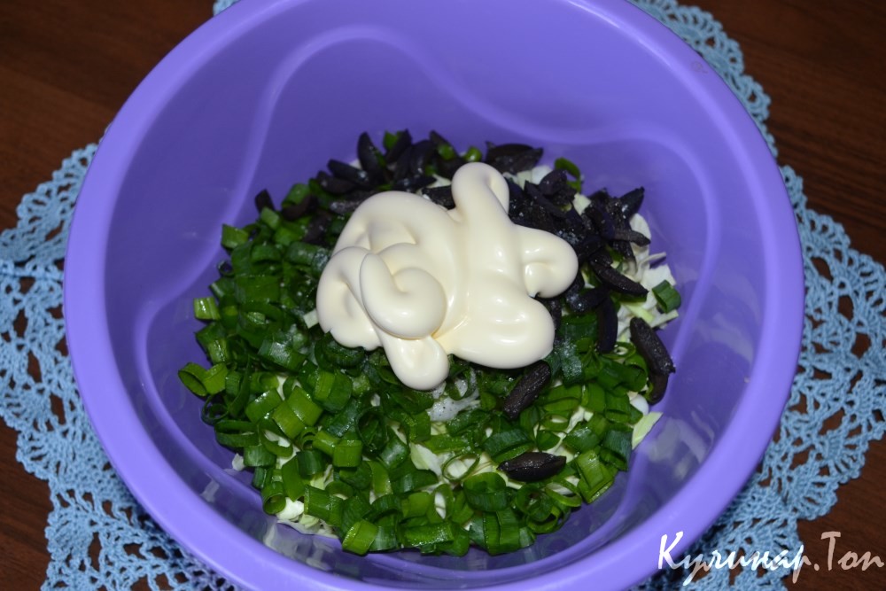 Зеленый салат с копченой курицей