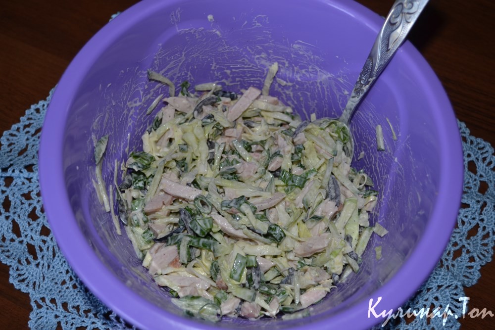 Зеленый салат с копченой курицей