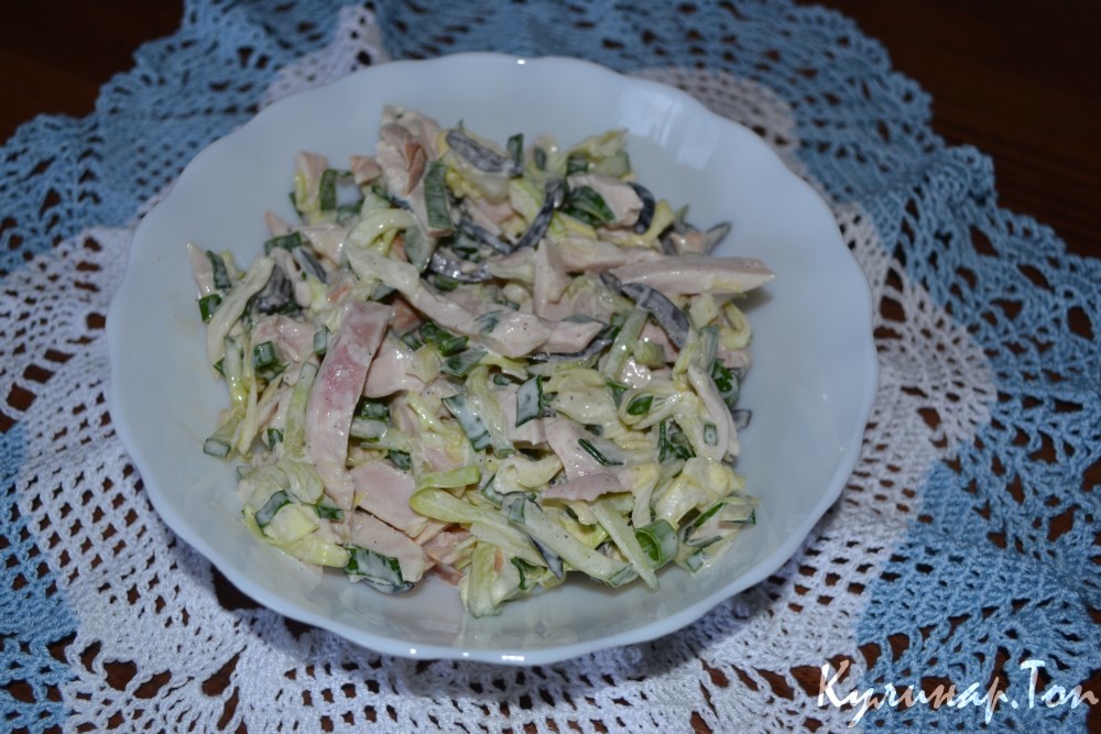 Зеленый салат с копченой курицей