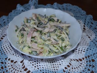 Зеленый салат с копченой курицей