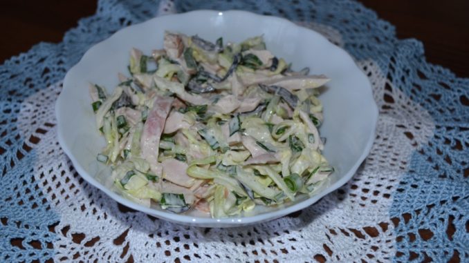 Зеленый салат с копченой курицей Зеленый салат с копченой курицей