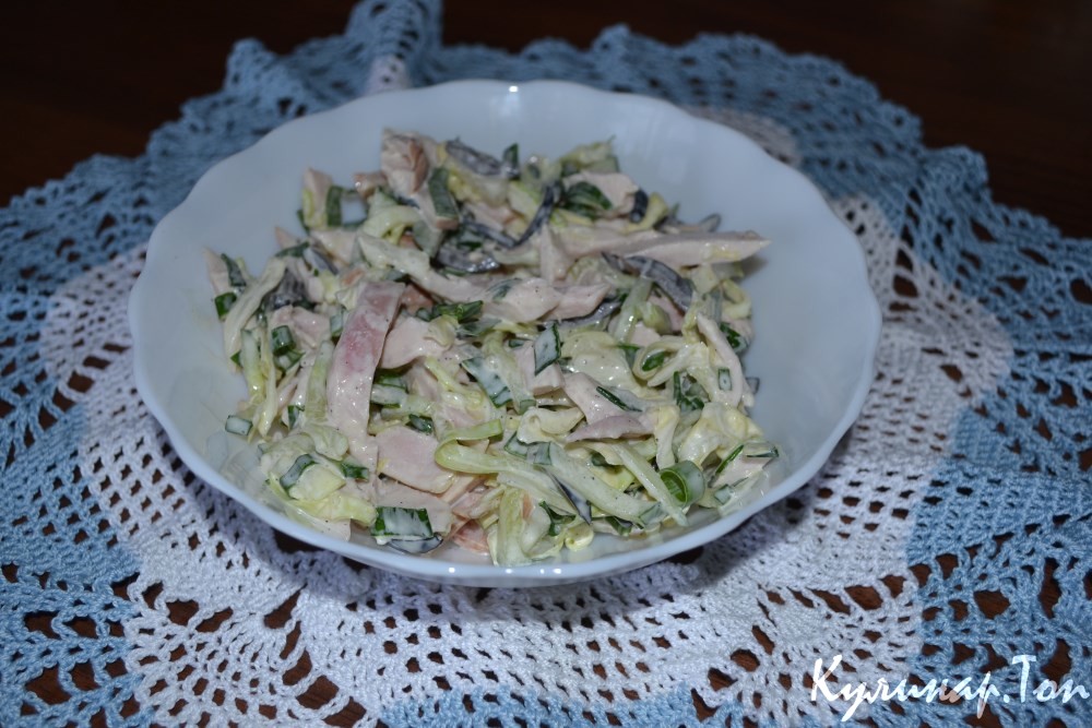 Зеленый салат с копченой курицей