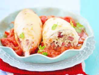 Фаршированные кальмары с рисом в томатном соусе