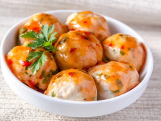 Фрикадельки из курицы с базиликом, укропом и специями