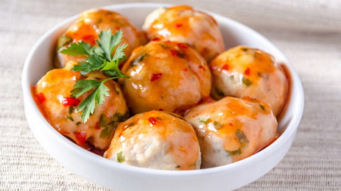 Фрикадельки из курицы с базиликом, укропом и специями Фрикадельки из курицы с базиликом, укропом и специями
