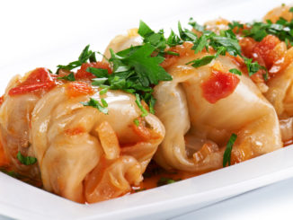Голубцы с говядиной и яблоками