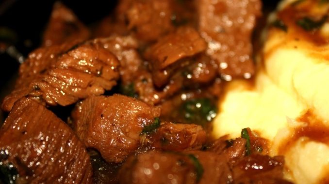 Говядина, тушенная с изюмом и грушей Говядина, тушенная с изюмом и грушей