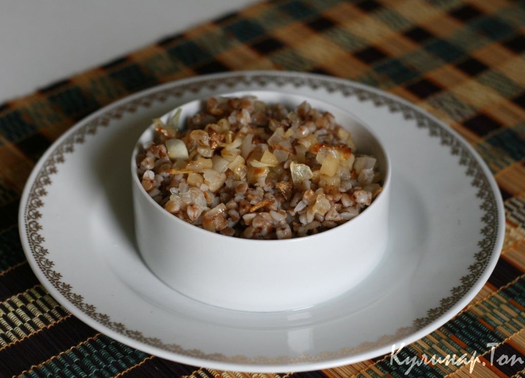 Гречневая каша со шпиком и луком