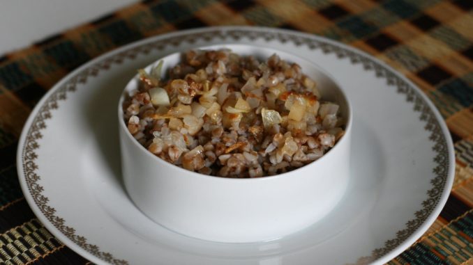 Гречневая каша со шпиком и луком Гречневая каша со шпиком и луком