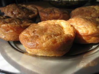 Сырные маффины с колбасой