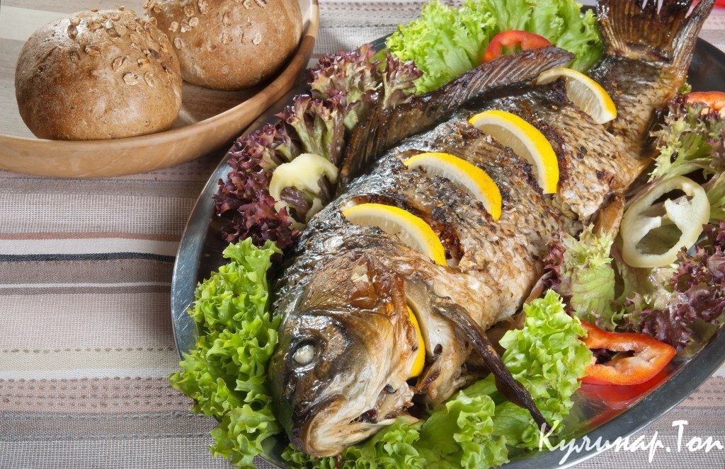 Карп с начинкой из овощей и бекона, запеченный в духовке