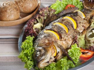 Карп с начинкой из овощей и бекона, запеченный в духовке